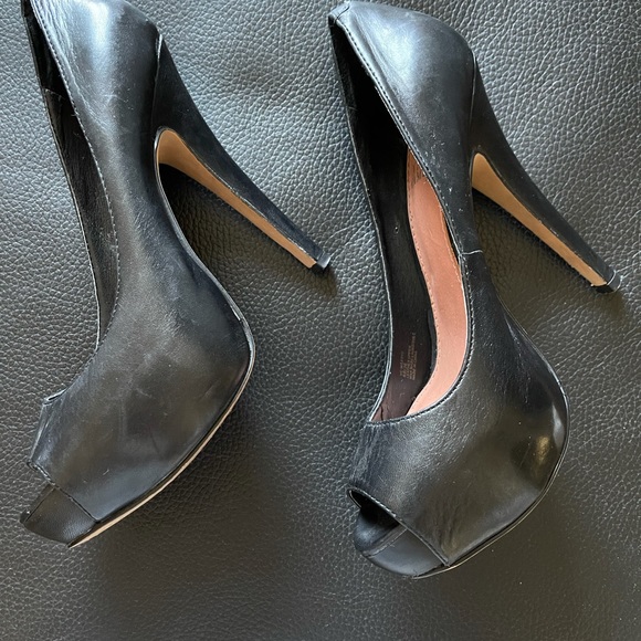 Black Vince Camuto peep toe pumps - Picture 4 of 4